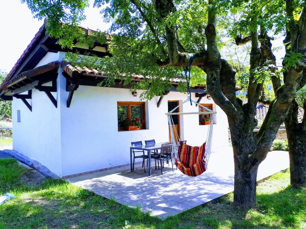 Casa rural con terraza y jardín