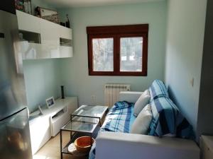Salón con sofá y televisión
