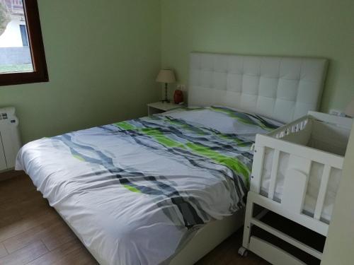 Dormitorio con cama doble y cuna