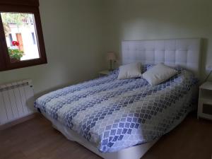 Dormitorio con cama doble