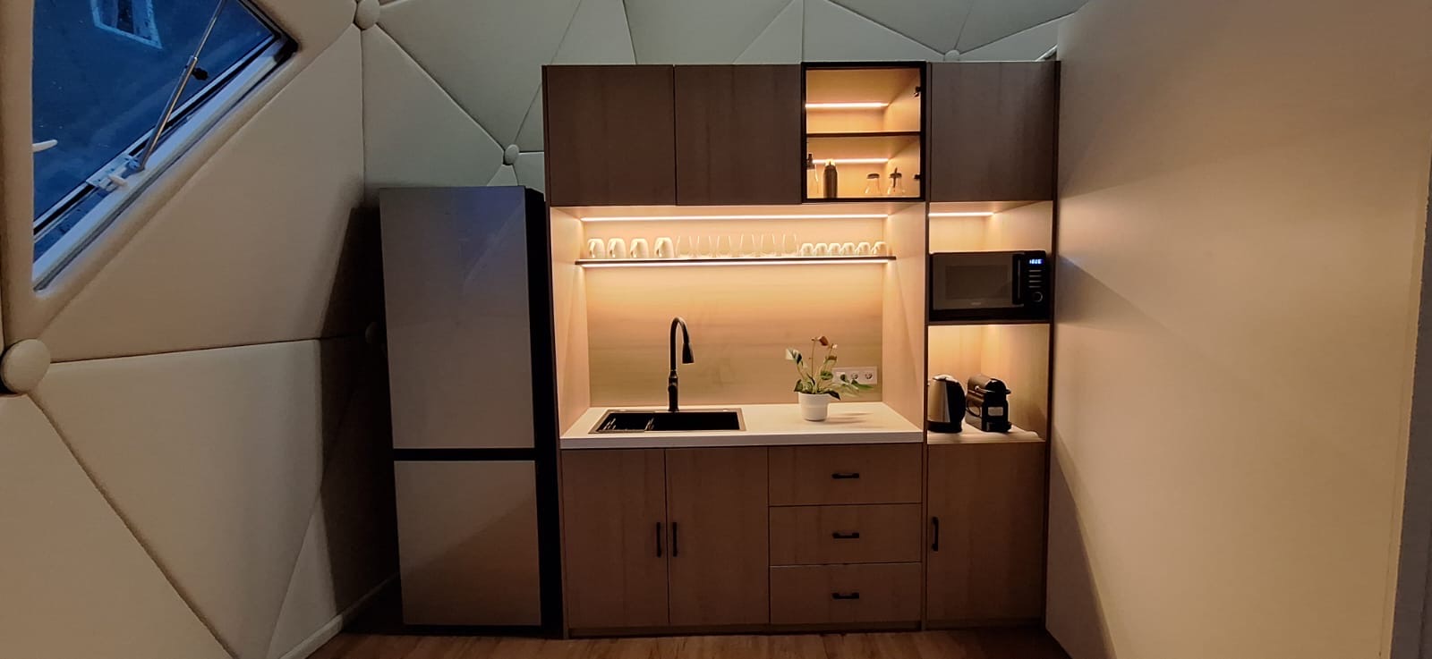 Cocineta equipada del domo con iluminación LED