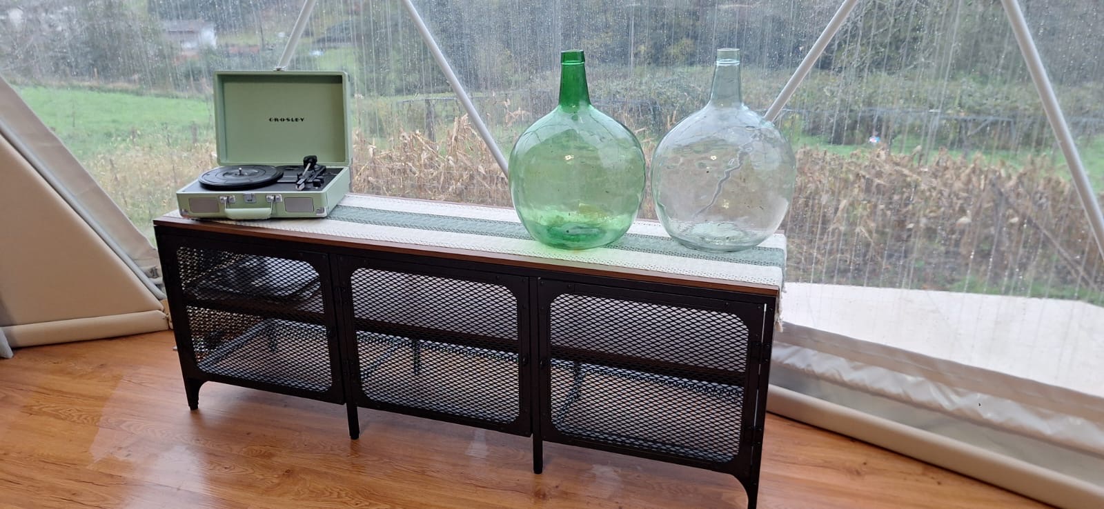 Detalle del tocadiscos vintage con vistas