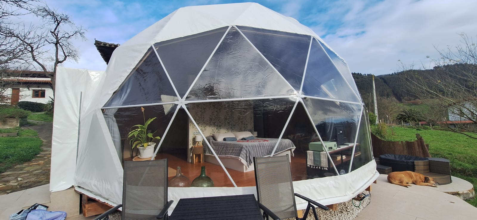 Exterior del domo de día con terraza y perro