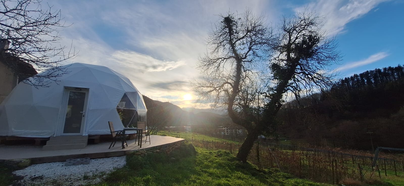 Vista panorámica del domo y las montañas desde Mendien Artean