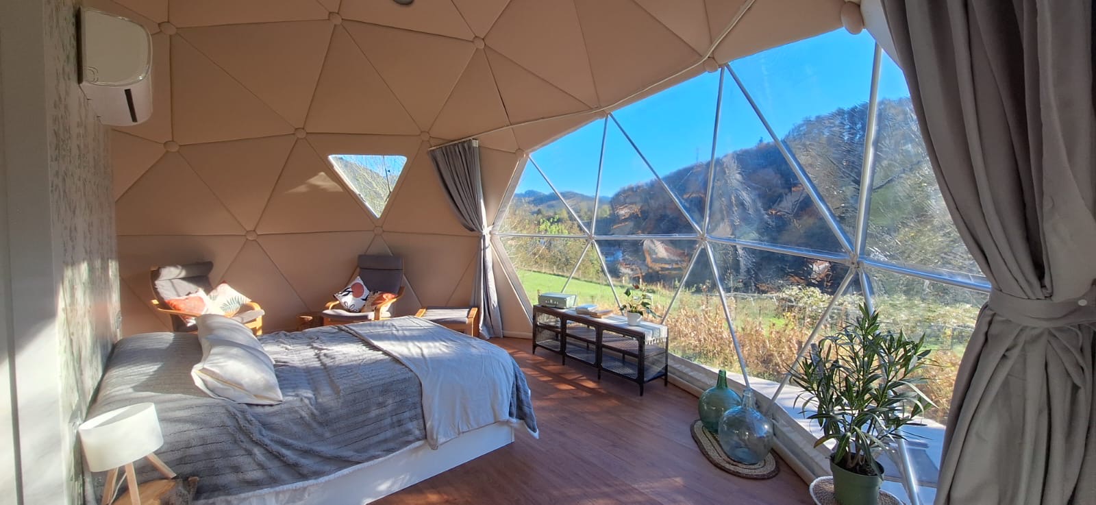 Dormitorio del domo con vistas a la montaña