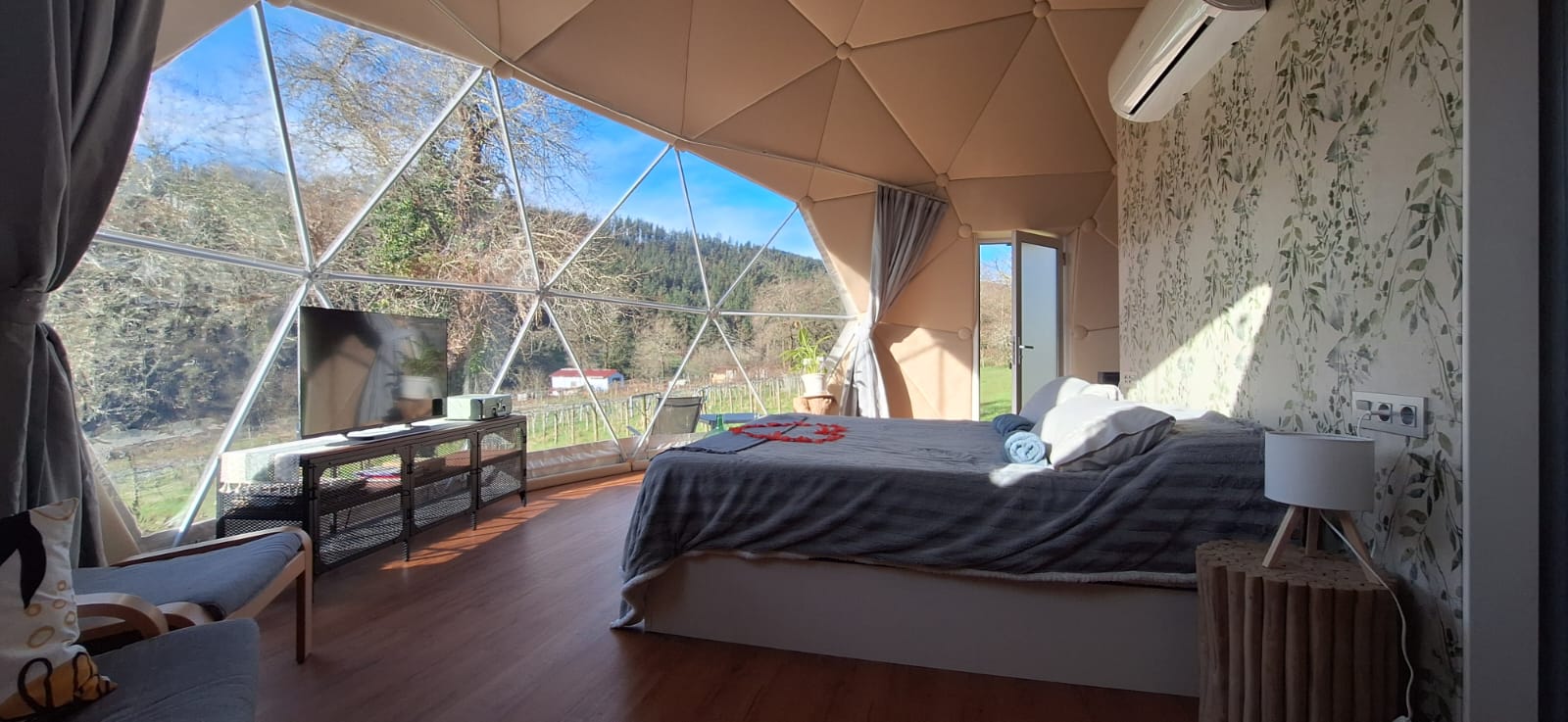 Interior del domo con vistas panorámicas al valle