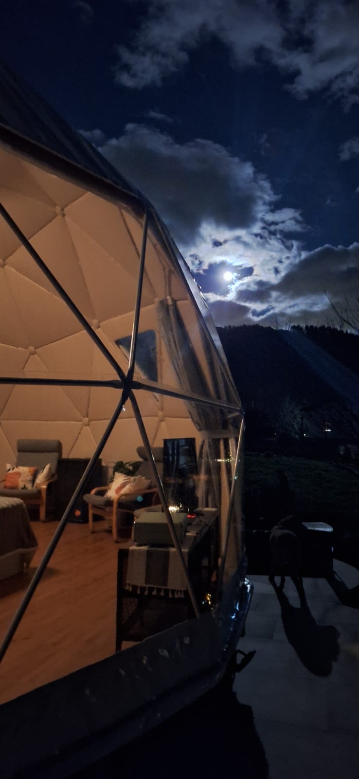Domo de noche bajo la luna llena